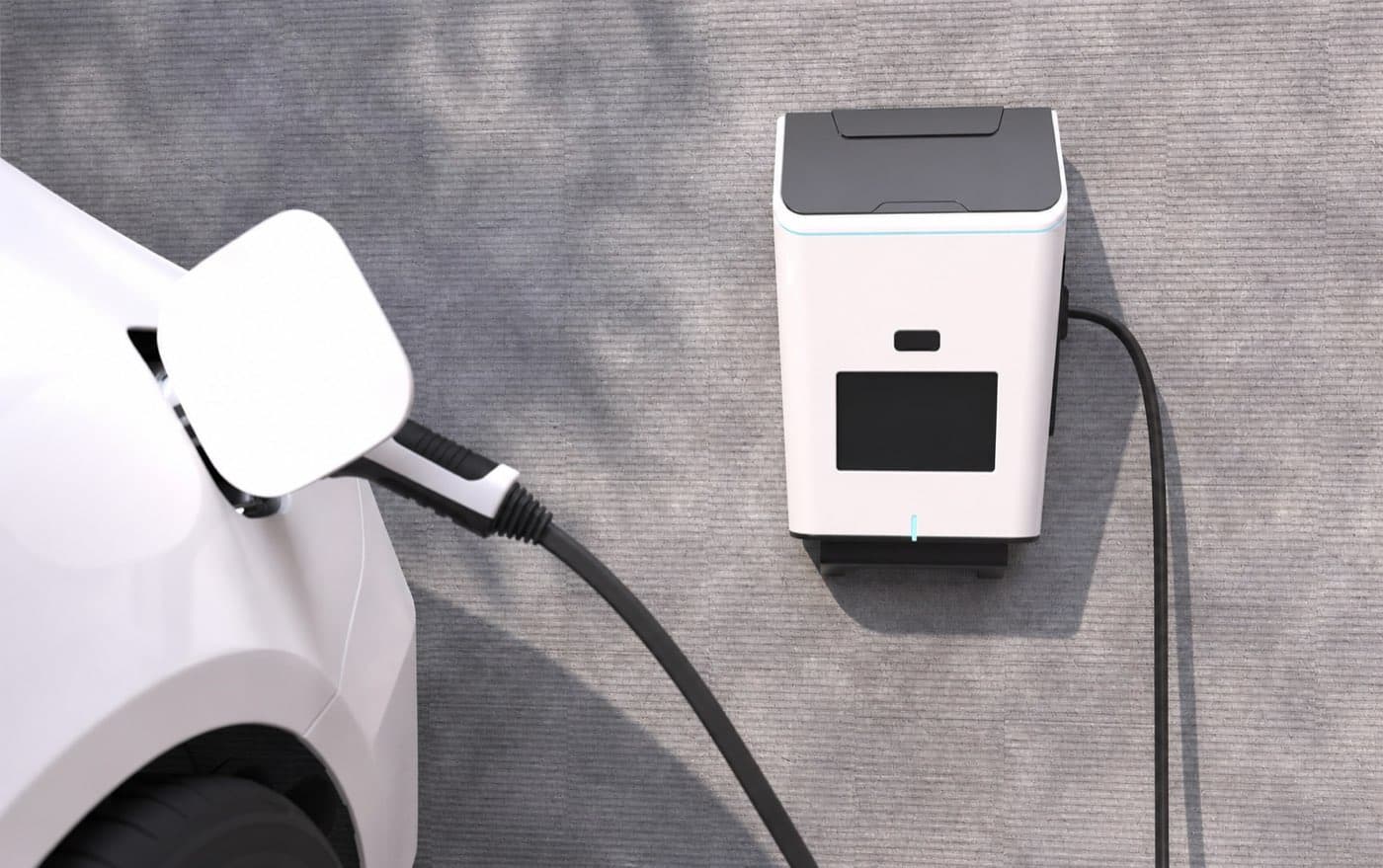 Wallbox an einer Wand lädt ein Elektrofahrzeug
